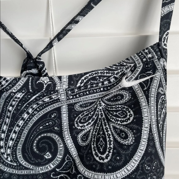 Nike Woman’s One-piece Swimsuit - Picture 3 of 7